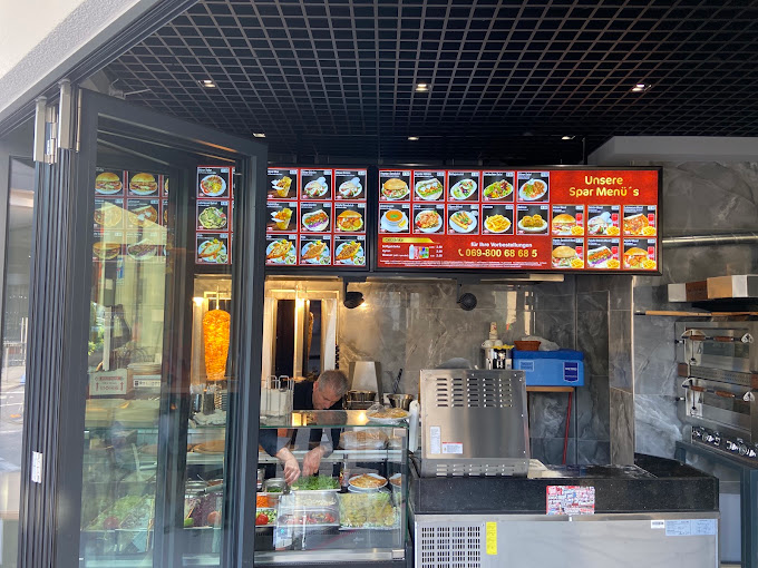 Blick in die offene Theke der Döner Hütte
