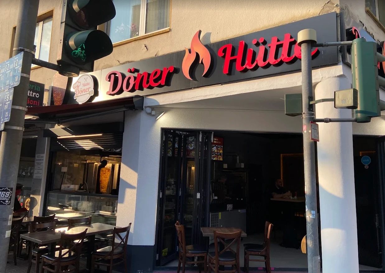 Die Döner Hütte mit rotem Schriftzug und Eingangsbereich an der Eschersheimer Landstraße